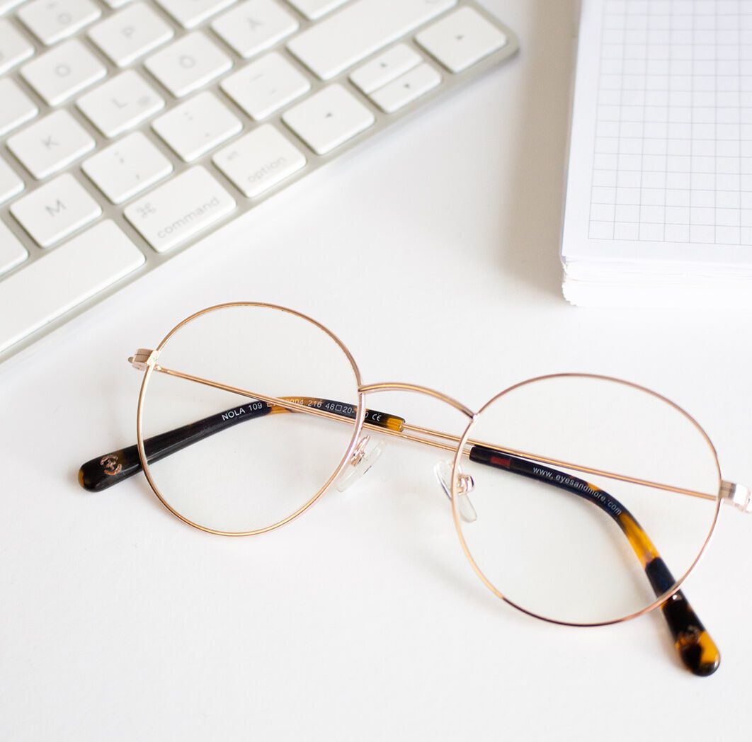 Zusammengelegte Brille auf dem Schreibtisch